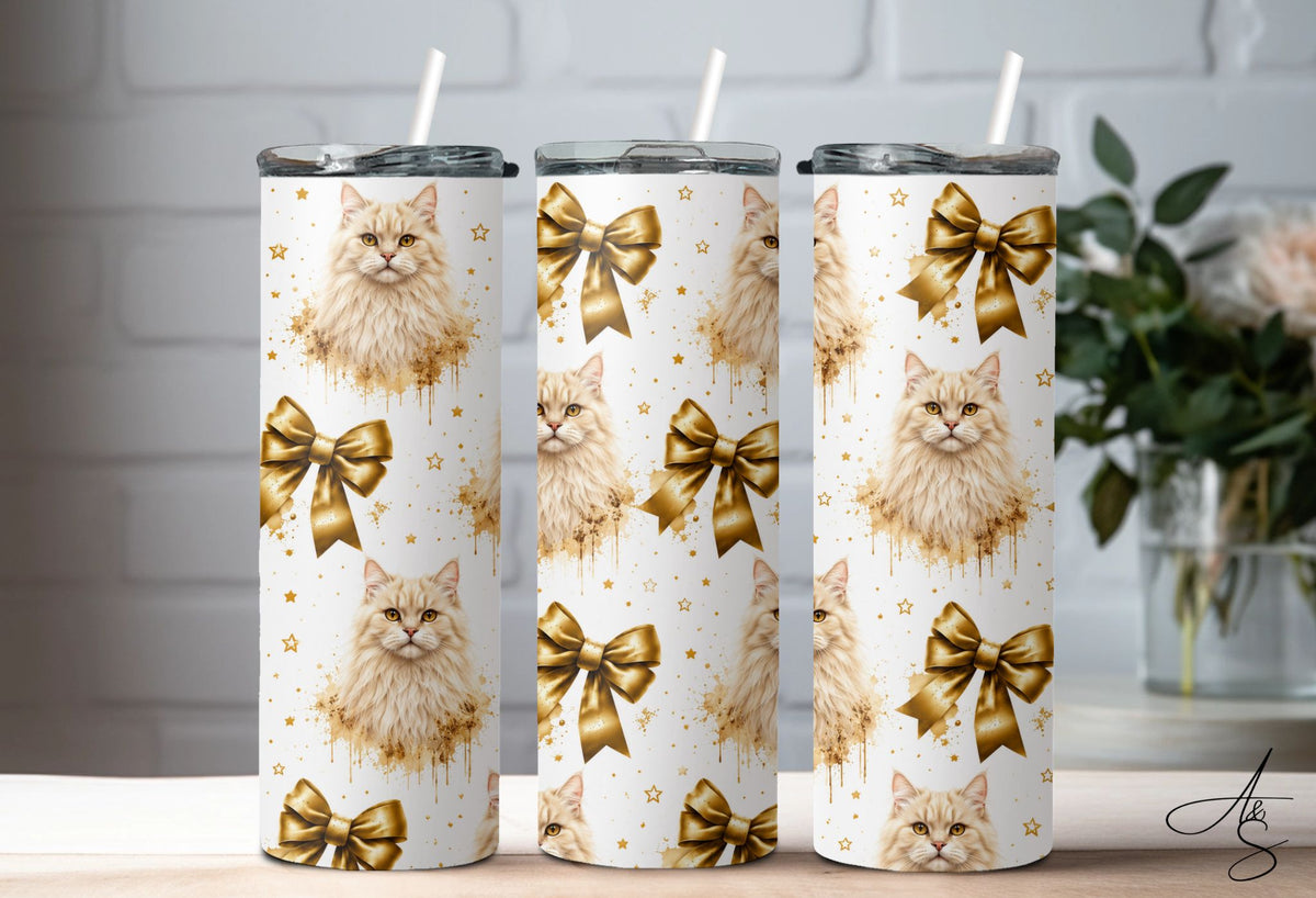 Chat blanc et boucle or