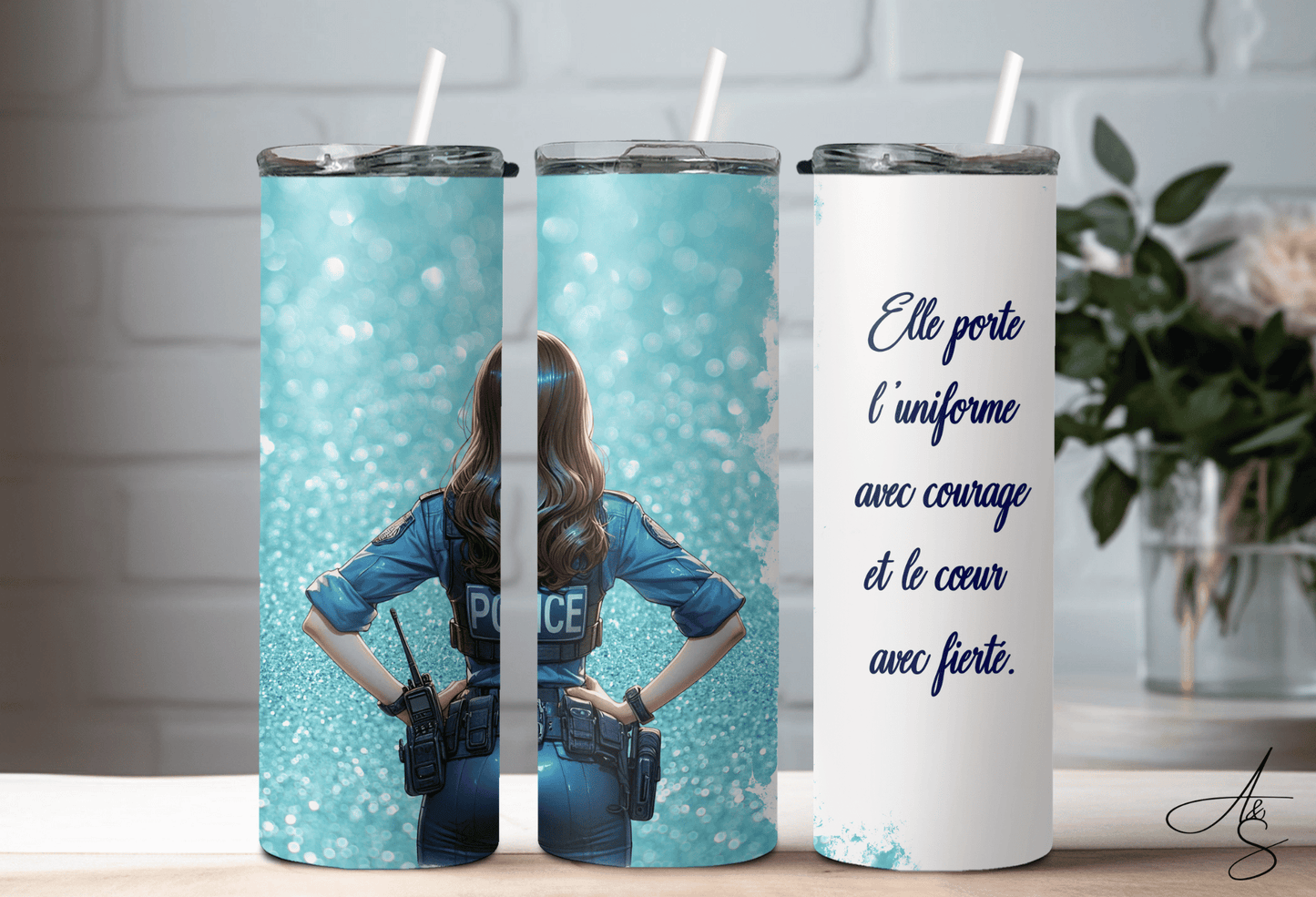 Elle porte l’uniforme avec courage