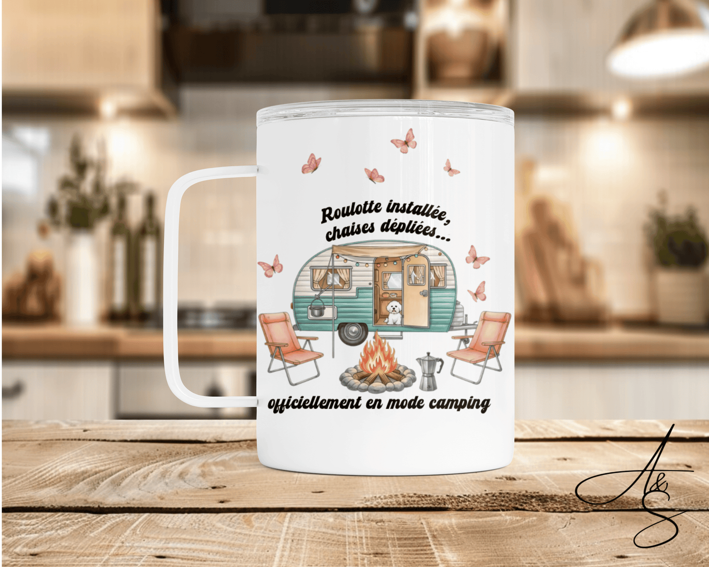 Roulotte installée, chaises dépliées… Officiellement en mode camping