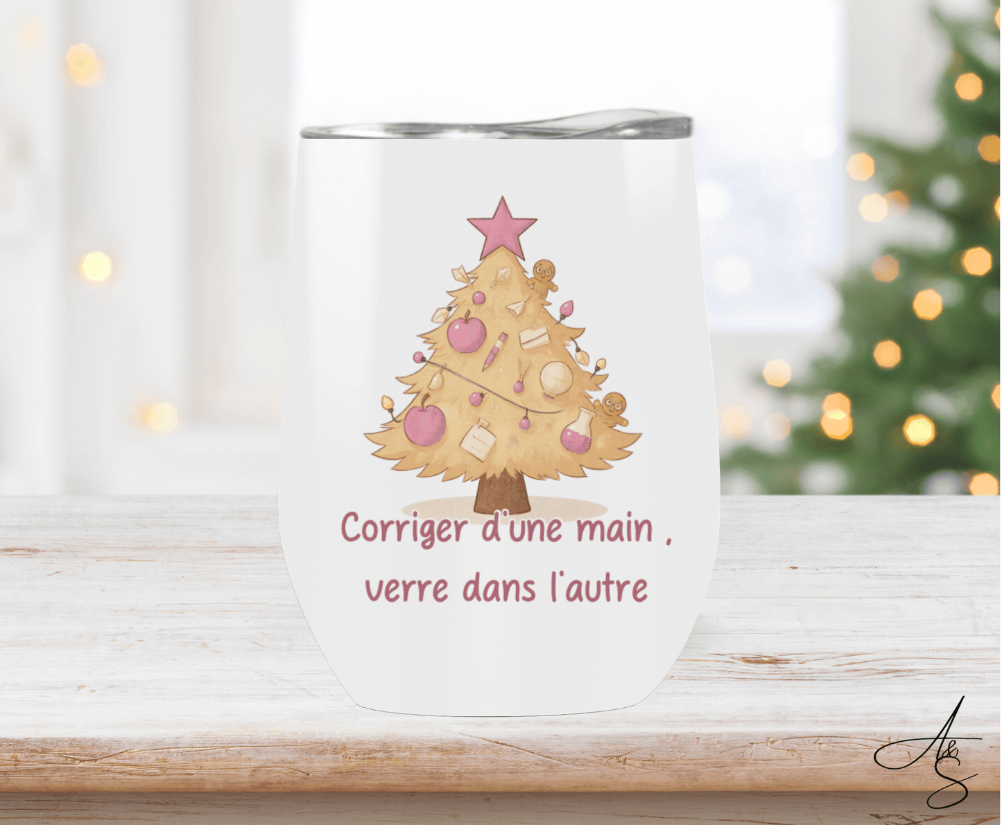 Corriger à une main, verre dans l’autre