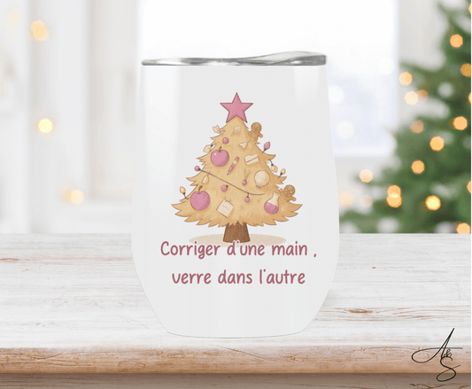 Corriger à une main, verre dans l’autre