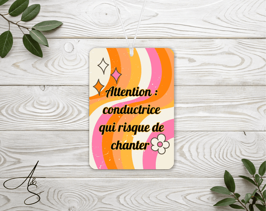 Attention: conductrice qui risque de chanter