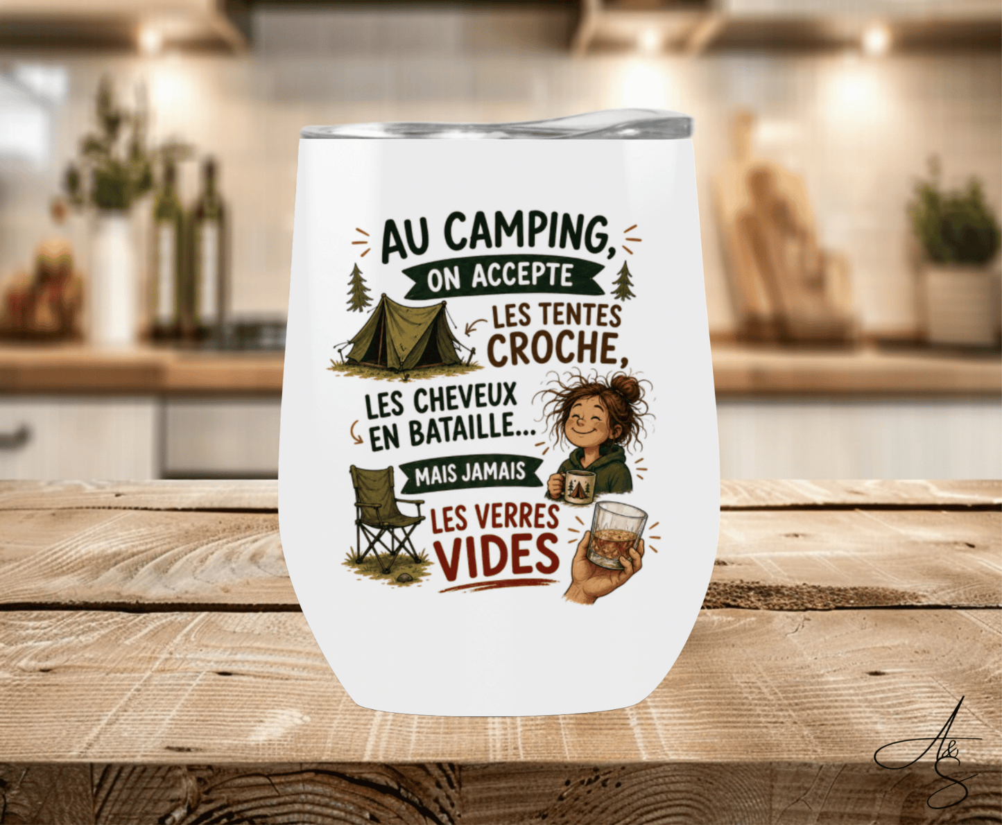 Au camping on accepte les tentes croches, les cheveux en bataille… mais jamais les verres vides