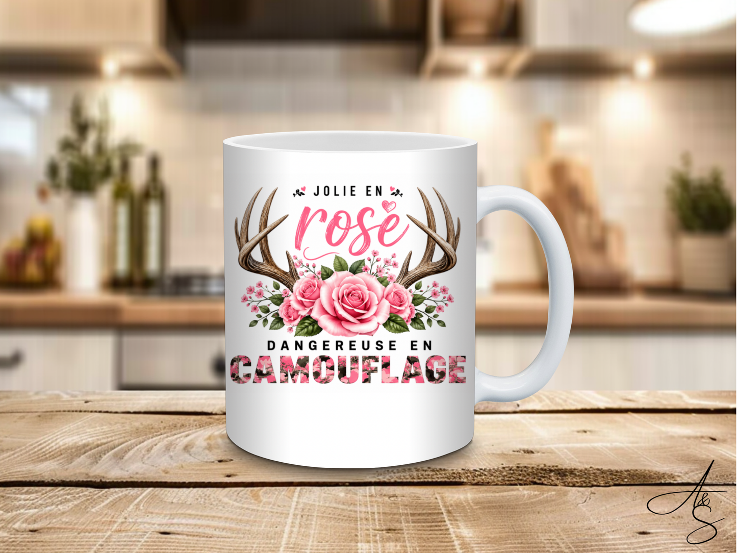 Jolie en rose dangereuse en camouflage