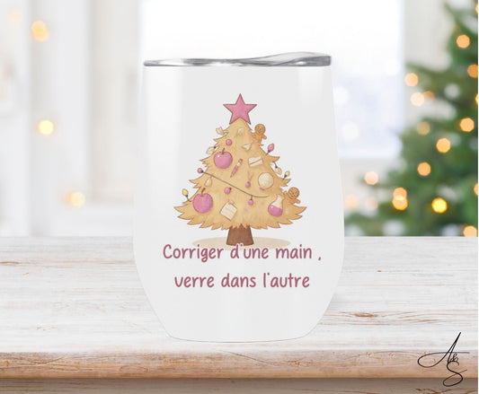 Corriger à une main. Verre dans l’autre