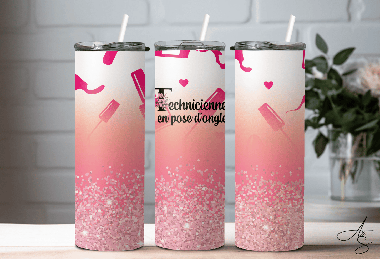 Technicienne en pose d’ongle