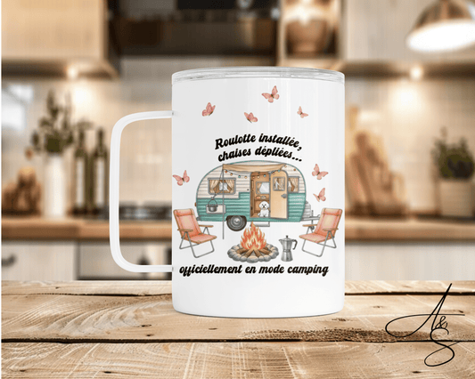 Roulotte installée, chaises dépliées… Officiellement en mode camping