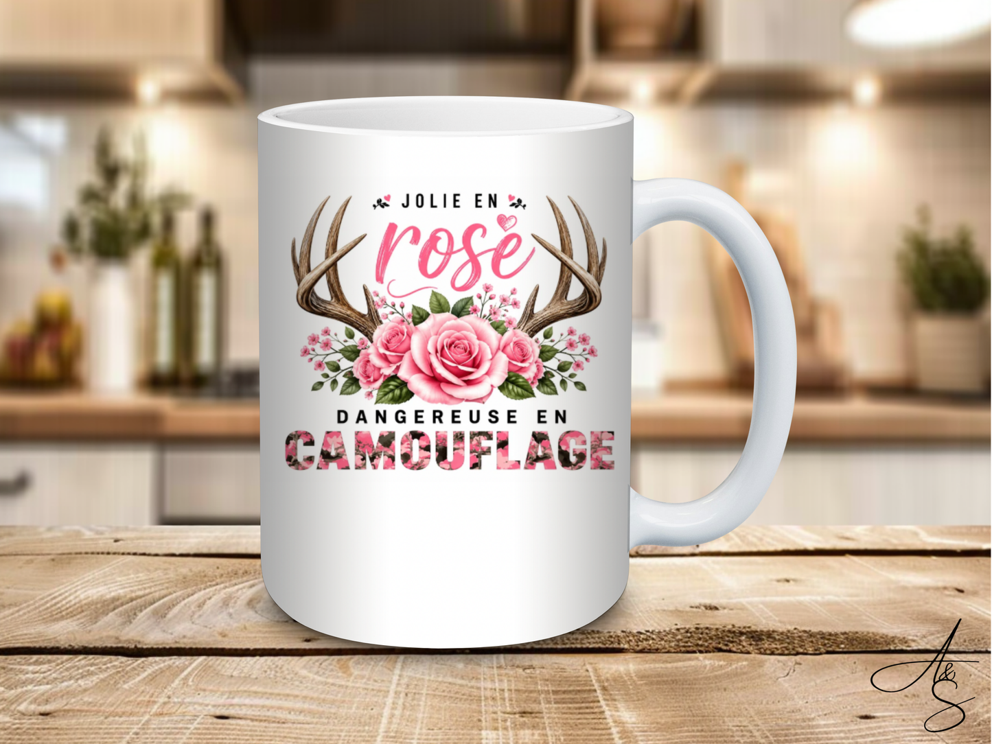 Jolie en rose dangereuse en camouflage